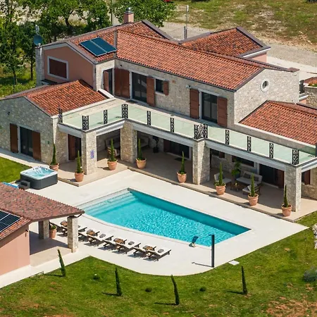 Wunderschoene Mit Beheiztem Pool, Sauna Und Whirlpool In Der Naehe Des Meeres Villa