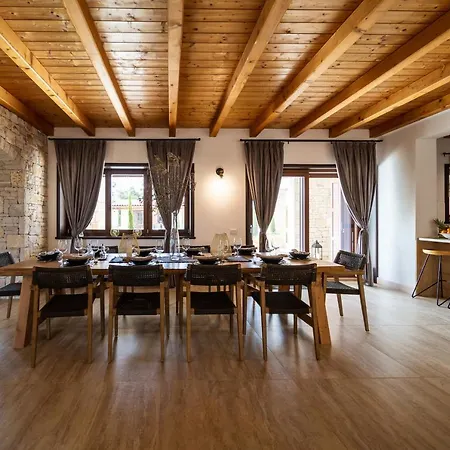 Wunderschoene Mit Beheiztem Pool, Sauna Und Whirlpool In Der Naehe Des Meeres