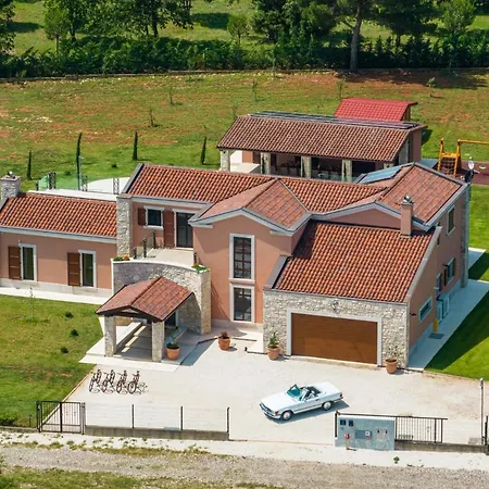 Wunderschoene Mit Beheiztem Pool, Sauna Und Whirlpool In Der Naehe Des Meeres